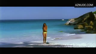 MANUELA ARCURI nude in Teste Di Cocco