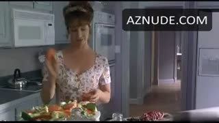 KATHLEEN QUINLAN nude in Lawn Dogs