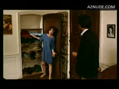 JULIETTE BINOCHE nude in La vie de famille