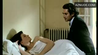 JULIETTE BINOCHE nude in La vie de famille