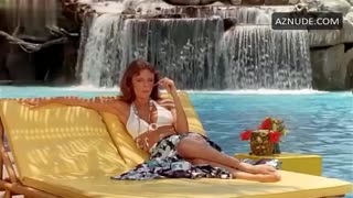 JACQUELINE BISSET nude in Le magnifique