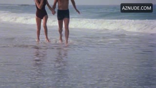 JULIE HAGERTY nude in Airplane!
